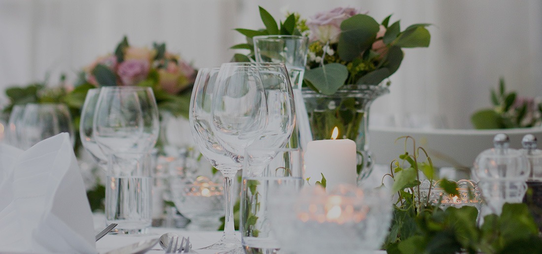 table avec composition florale, décoration végétale