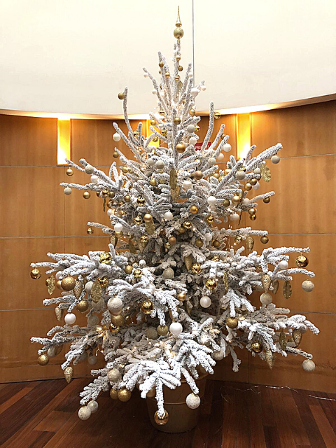 installation et décoration de sapin de noël floqué