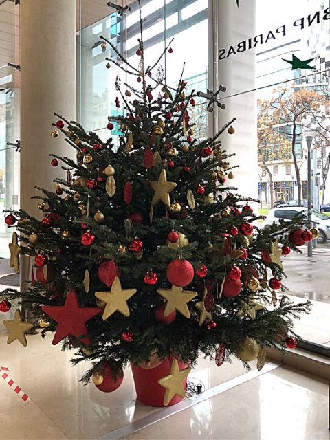 Installation et décoration d’un sapin de noël en entreprise